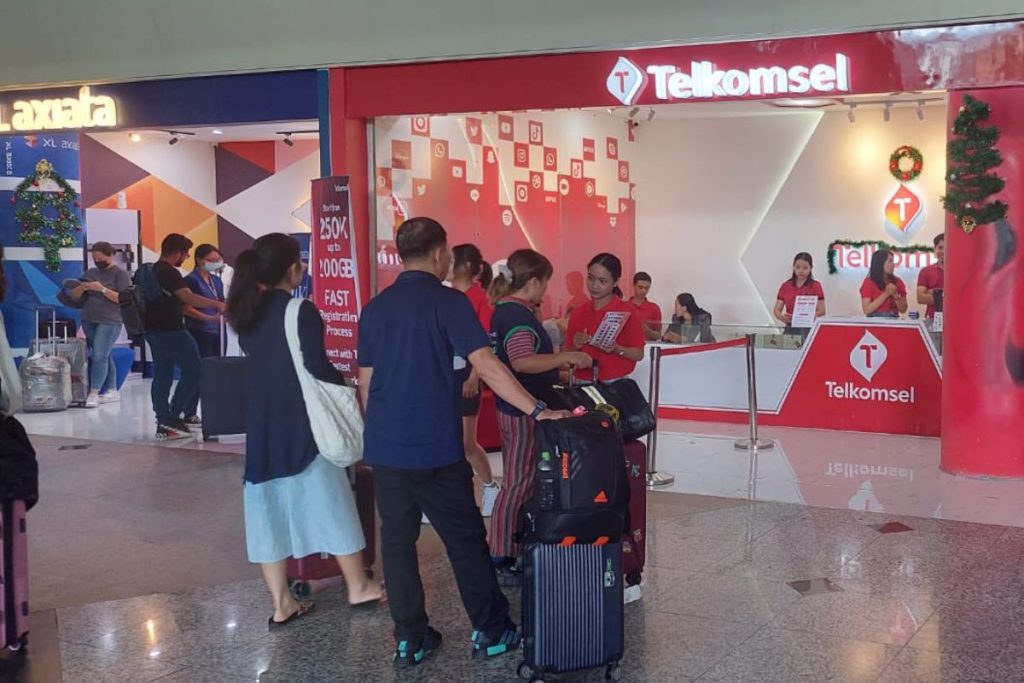 Telkomsel – Look for the bright red Telkomsel signage. They have widest coverage across Indonesia. Good for data and calls.