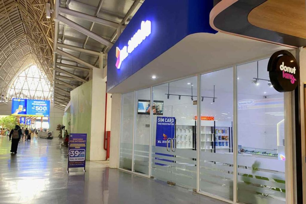 Located just past customs and baggage claim, you will find kiosks operated by Indonesia's major cellular providers like Telkomsel, XL Axiata, and Indosat Ooredoo